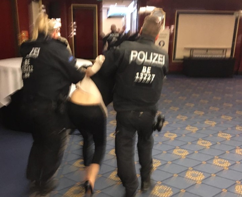Uno scatto dell'intervento della polizia all'assemblea degli azionisti Rheinmetall