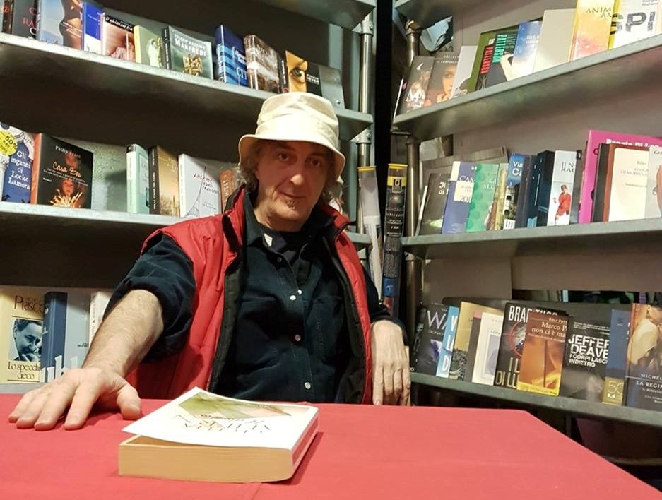 “Non rifiutiamoci”, il libraio che scambia rifiuti con un libro