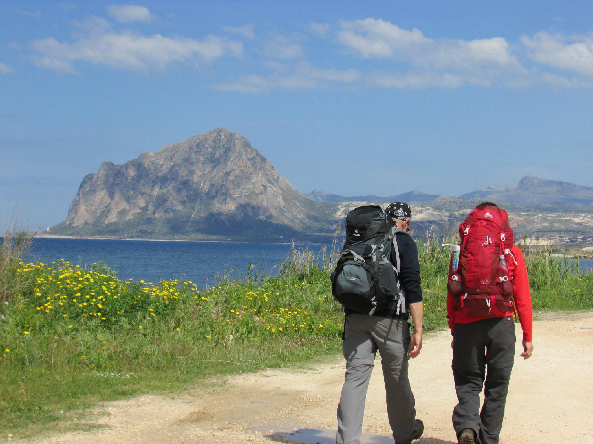 Viaggi a piedi: come preparare lo zaino per il cammino