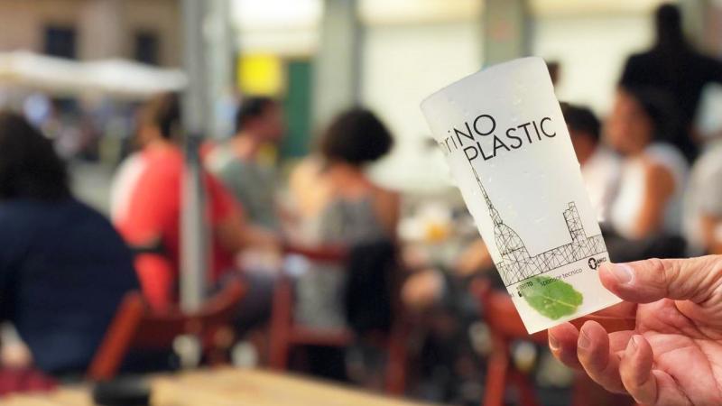 “Plastic Free Movida”, i locali di Torino si uniscono per dire addio ai bicchieri di plastica
