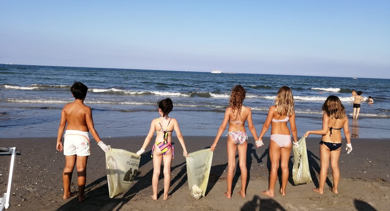A dieci anni puliscono la spiaggia della riviera romagnola