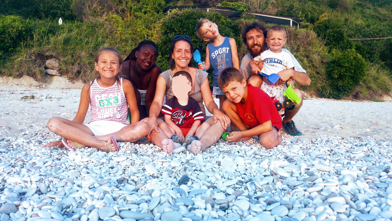 Una famiglia pedala attraverso l'Italia per l'ambiente e la pace