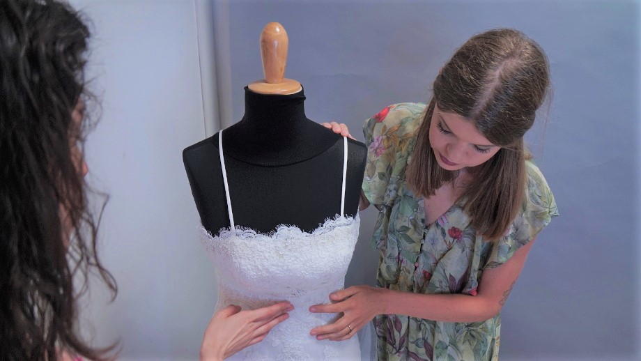 Il riuso di abiti da sposa per il riscatto di tutte le donne