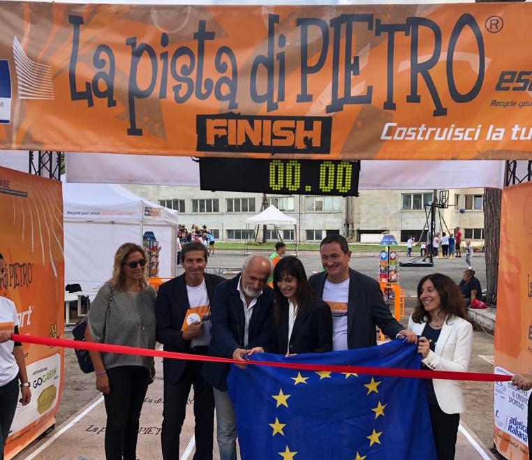 A Roma la pista di atletica realizzata dal riciclo delle scarpe sportive