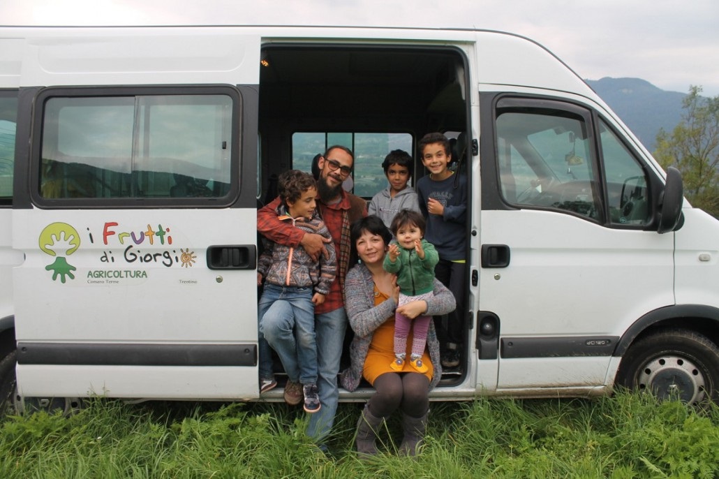 Giorgio e famiglia davanti al loro pulmino