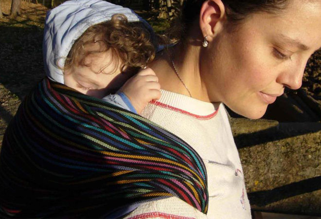 bambini portati in fascia