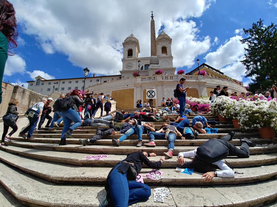 Un'azione di Extinction Rebellion in piazza di Spagna a Roma
