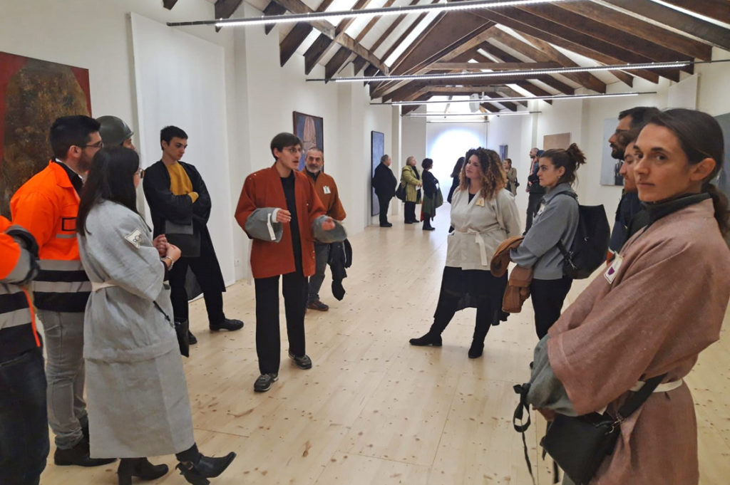 Flavia La Rocca: l’artista che crea abiti modulari con tessuti sostenibili