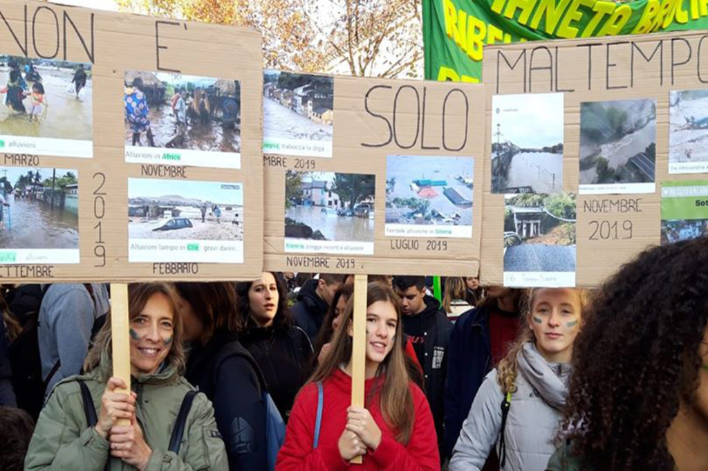 Non importa in quale città o in quale parte del mondo ci troviamo: l’emergenza climatica riguarda tutti. Oggi ripercorriamo i pensieri e le azioni dei gruppi Fridays for Future del Piemonte che ci hanno accompagnato in quest'anno, diffondendo consapevolezza nella lotta in difesa dell'ambiente nella nostra regione.
