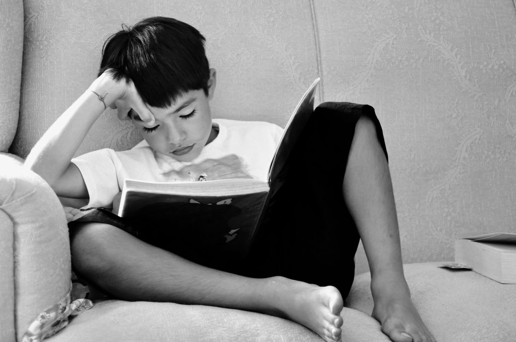 bambino studia