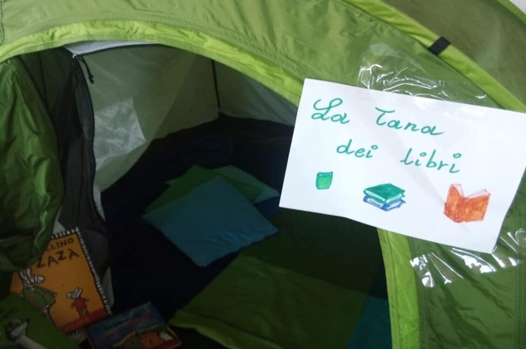 Tana dei libri creativamente levanto