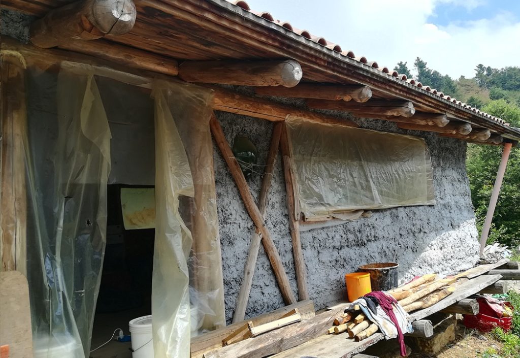 Casa in costruzione in legno terra cruda e paglia2