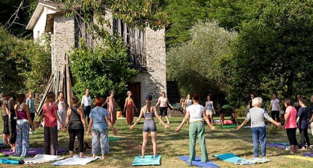 in cerchio YOGACARA