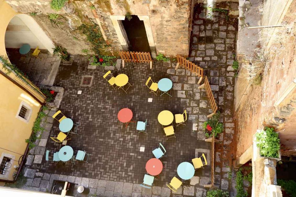 Cortile Palazzo de Gaetani - Sottosopra: Abitare collaborativo