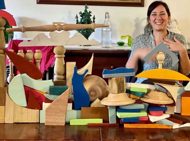 La giocattolaia, Claudia Barone tra i suoi ritagli di legno