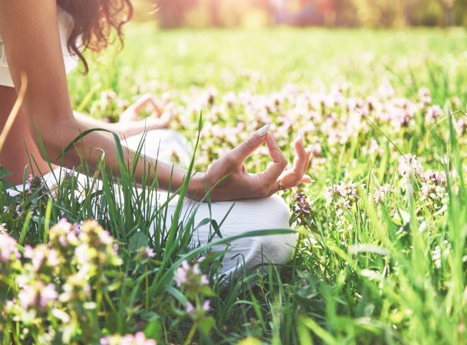 la meditazione yoga in un parco sull erba e una donna sana a riposo
