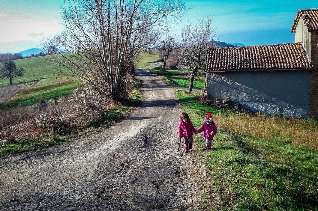 Boscovillaggio: dove i bambini crescono liberi in natura in un’area marginale
