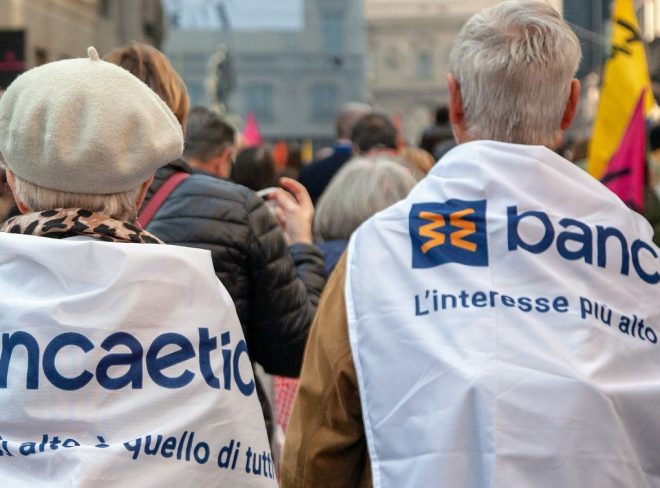 persone socie e clienti di Banca Etica in manifestazione a Milano contro le mafie © foto di Fabrizio Padovani Banca etica