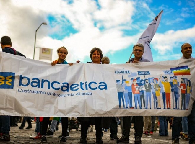 Banca Etica persone socie e clienti alla marcia della pace Perugia Assisi © foto di Luca Gallo Banca Etica 1024x682 1