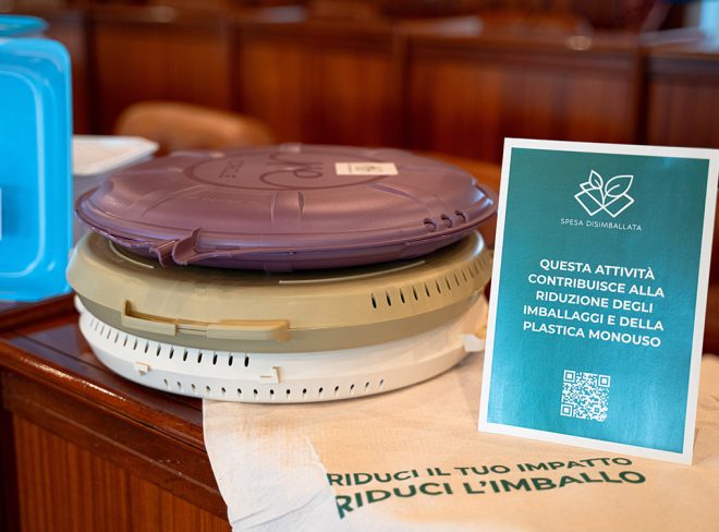 Alcuni dei contenitori del kit Spesa Disimballata
