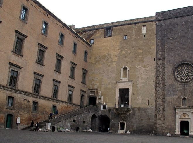 Maschio angioino cortile 01