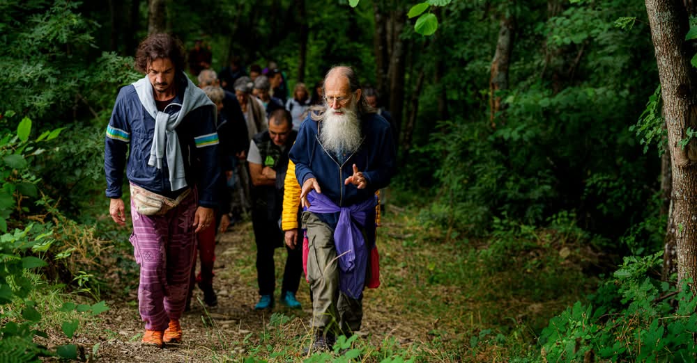 Hubert Bösch guida un gruppo di partecipanti nel bosco durante il corso sugli alberi alla Fattoria dell’Autosufficienza