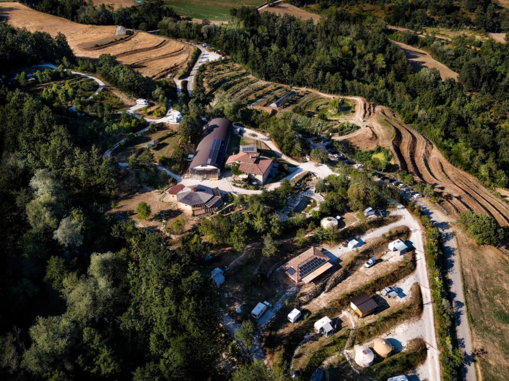 Veduta aerea della Fattoria dell’Autosufficienza, sede del corso sugli alberi