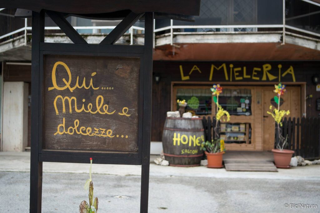 Ingresso di una delle aziende partecipanti alle visite alle aziende apistiche del 18 maggio, durante Mielerie Aperte