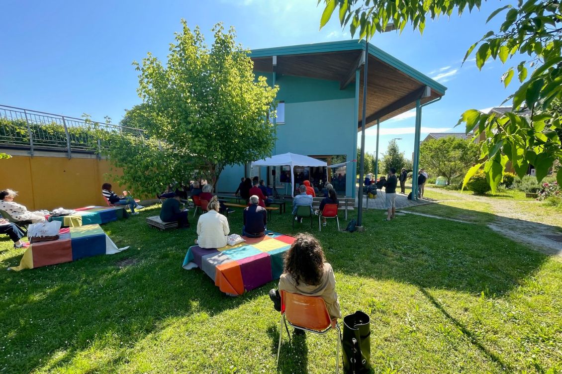 Partecipanti al convegno sull’abitare collaborativo riuniti nel giardino del cohousing Case Franche a Forlì.
