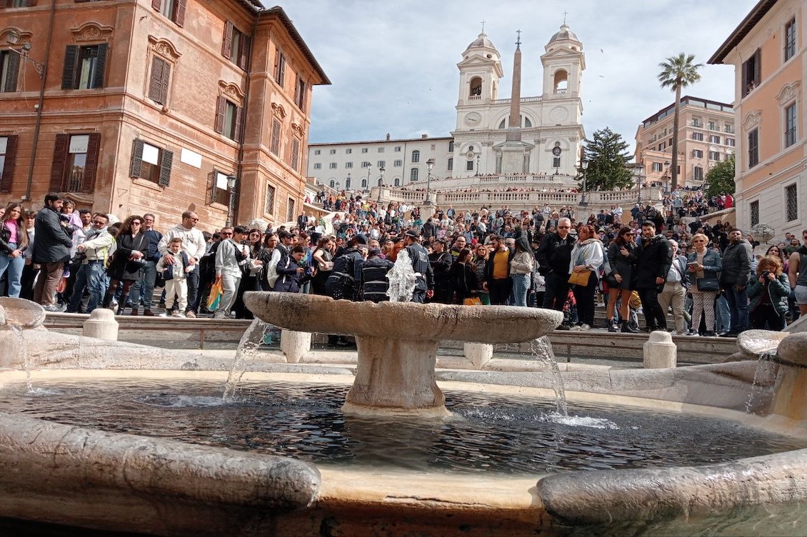 Fontana della Barcaccia a Roma, affollata di turisti durante l’azione dimostrativa di Ultima Generazione del 1° aprile 2023