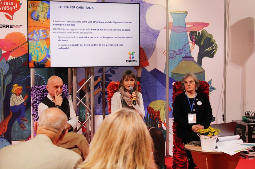 Elena Peverada di CAES e Lidia Di Vece di ECOnGOOD Italia durante uno speech sull’assicurazione etica a Fa’ la Cosa Giusta 2024