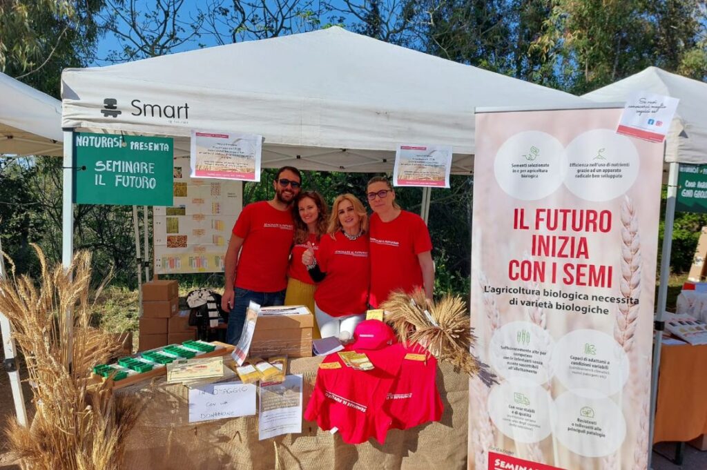 Stand informativo della Fondazione Seminare il Futuro durante un evento dedicato al biobreeding e all’agricoltura biologica.