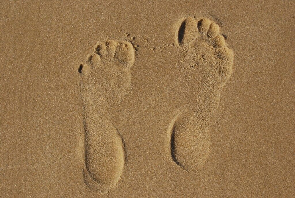 camminare a piedi nudi