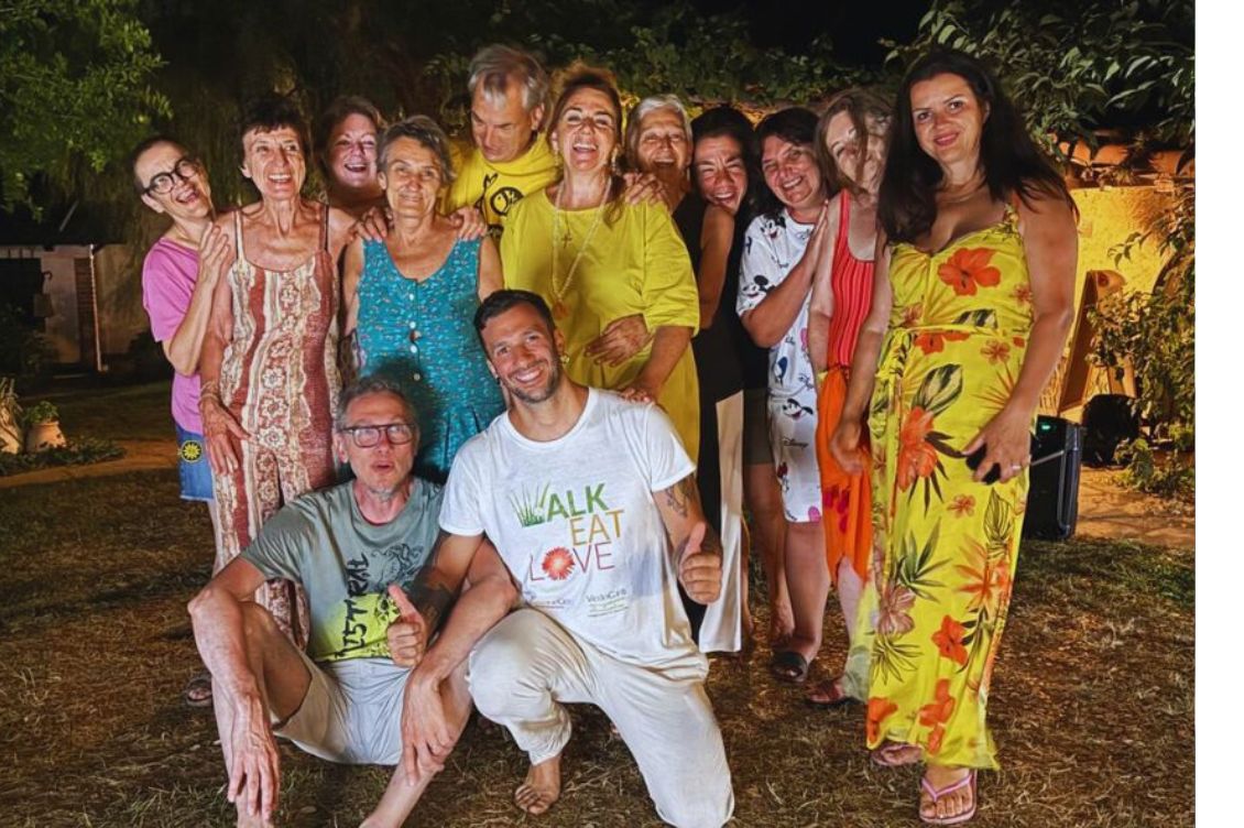 Gruppo di partecipanti sorridenti durante la vacanza olistica Nonsolomare 2025 di Tra Terra e Cielo ad Albenga