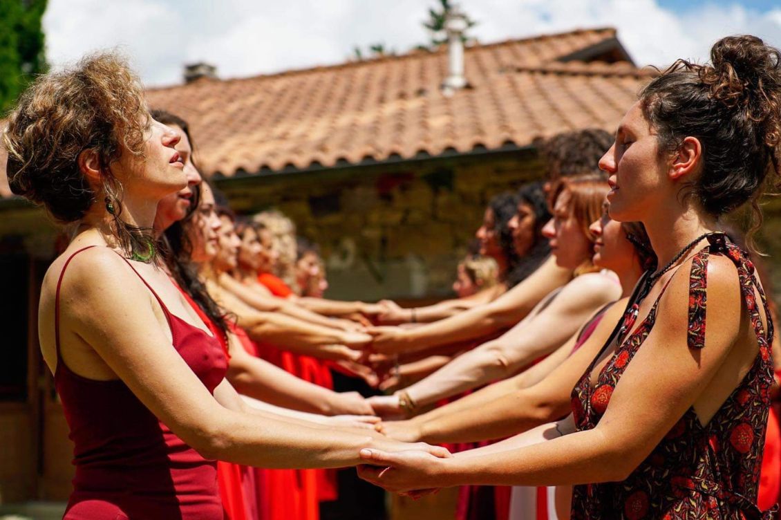 Donne in cerchio durante il Festival della Sacralità Femminile 2025 al Centro Panta Rei