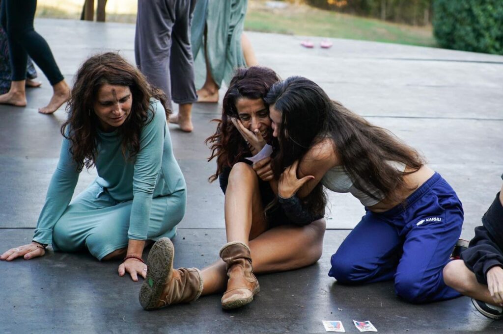 Adolescenti condividono emozioni e momenti di ascolto al Festival della Sacralità Femminile