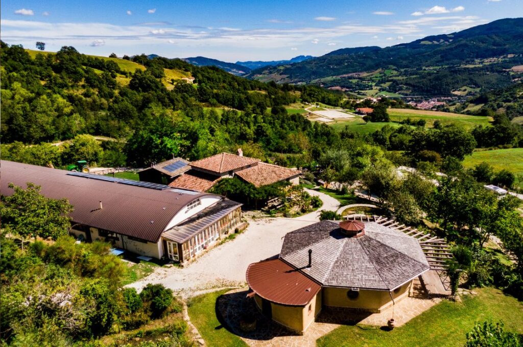 Veduta aerea della sede di Autosufficienza a Località Paganico, Bagno di Romagna, immersa tra le colline dell’Appennino, luogo che ospita il Capodanno detox e i ritiri di consapevolezza.