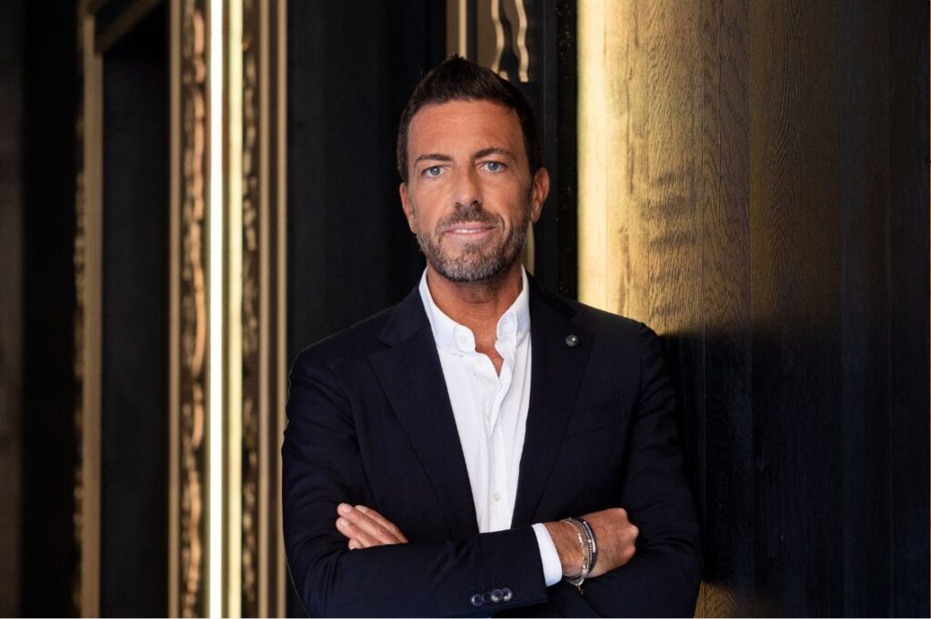 Alessandro Saviola, presidente di Gruppo Saviola, in un ritratto all’interno di uno spazio arredato con pannelli in legno