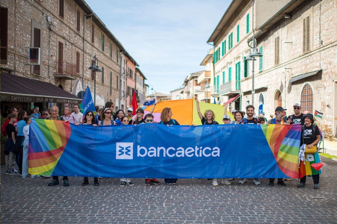 Lavoratrici e lavoratori di Banca Etica alla Marcia per la Pace Perugia-Assisi con bandiera palestinese