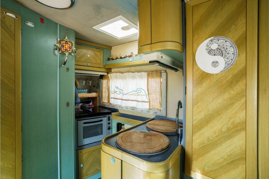 Interno del camper Libertad con cucina e mobili, vita a bordo nel Mediterraneo in camper