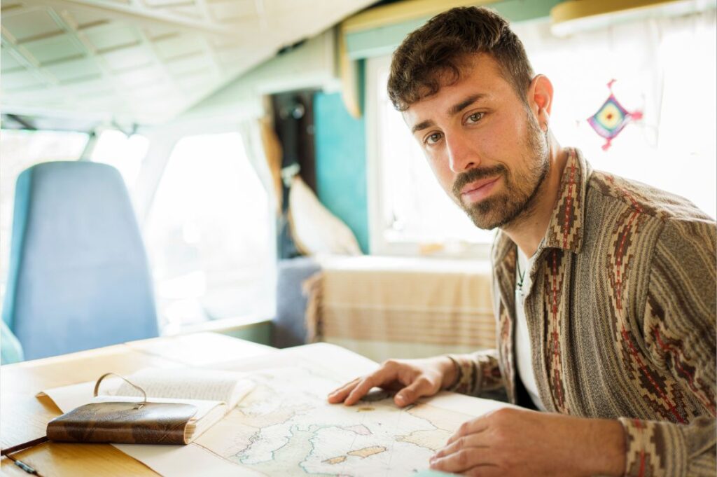 Tommaso Carmenati nel camper mentre prepara la rotta del progetto Mediterrando