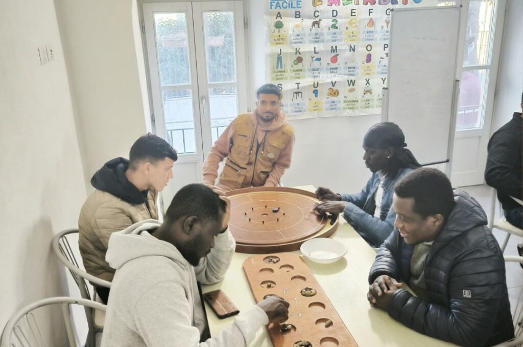 Partita di Carrom durante una tappa del Ludobus nell’ambito del progetto Impatto Inclusivo in provincia di Imperia.
