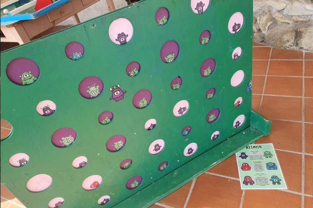 Gioco in legno utilizzato dal Ludobus durante una tappa nell’entroterra della provincia di Imperia.
Alternativa più descrittiva:
Gioco tradizionale in legno proposto dal Ludobus nell’ambito del progetto Impatto Inclusivo.
