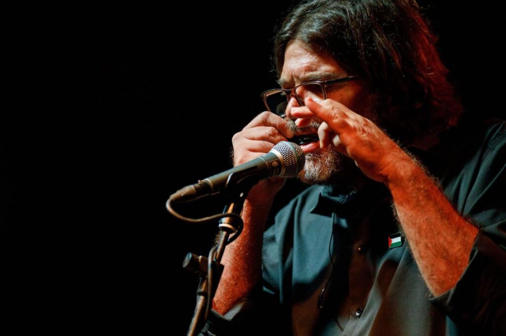 Luigi Polimeni di Mana Chuma Teatro durante una performance sonora