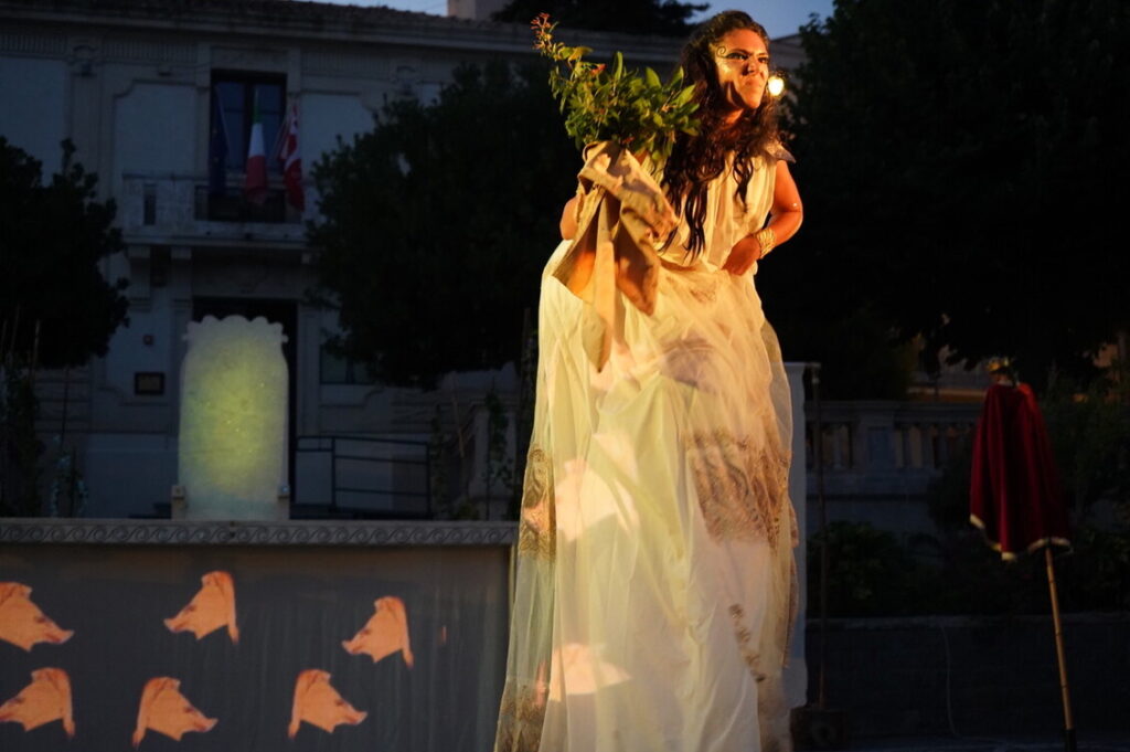 Teatro in Calabria: Marzia D’Angeli interpreta Circe sui trampoli nello spettacolo all’aperto di Teatro Ebasko.