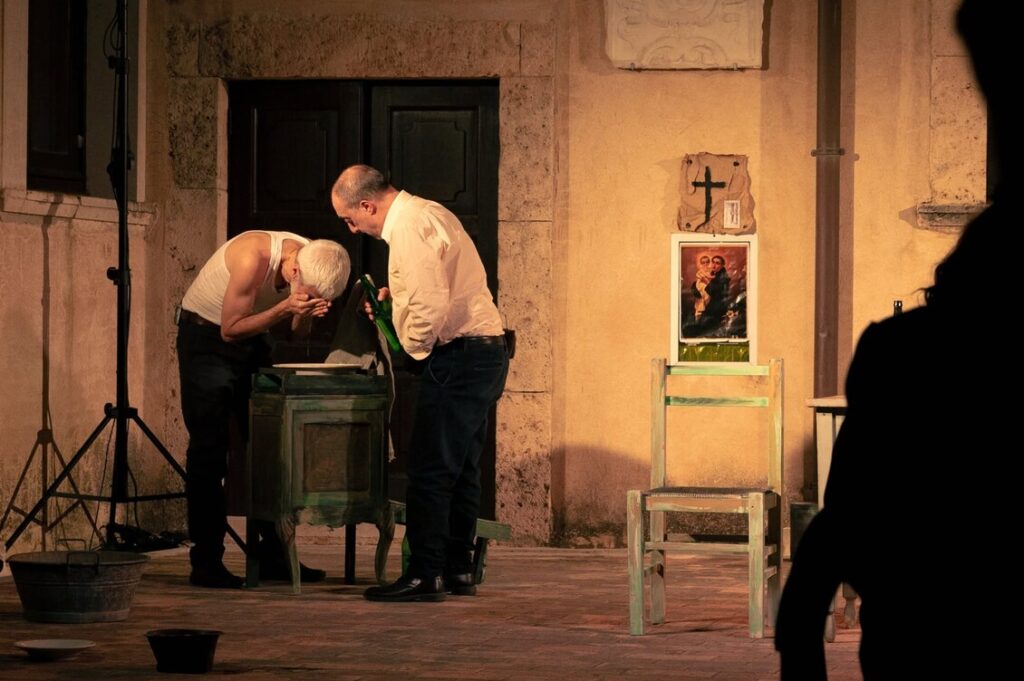 Teatro in Calabria: Massimo Barilla e Salvatore Arena in scena nello spettacolo Longa è a jurnata di Mana Chuma Teatro.