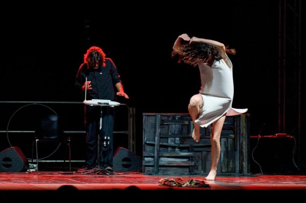Teatro in Calabria: Aurora Galteri danza accanto a un musicista durante lo spettacolo Sfumature sonore.