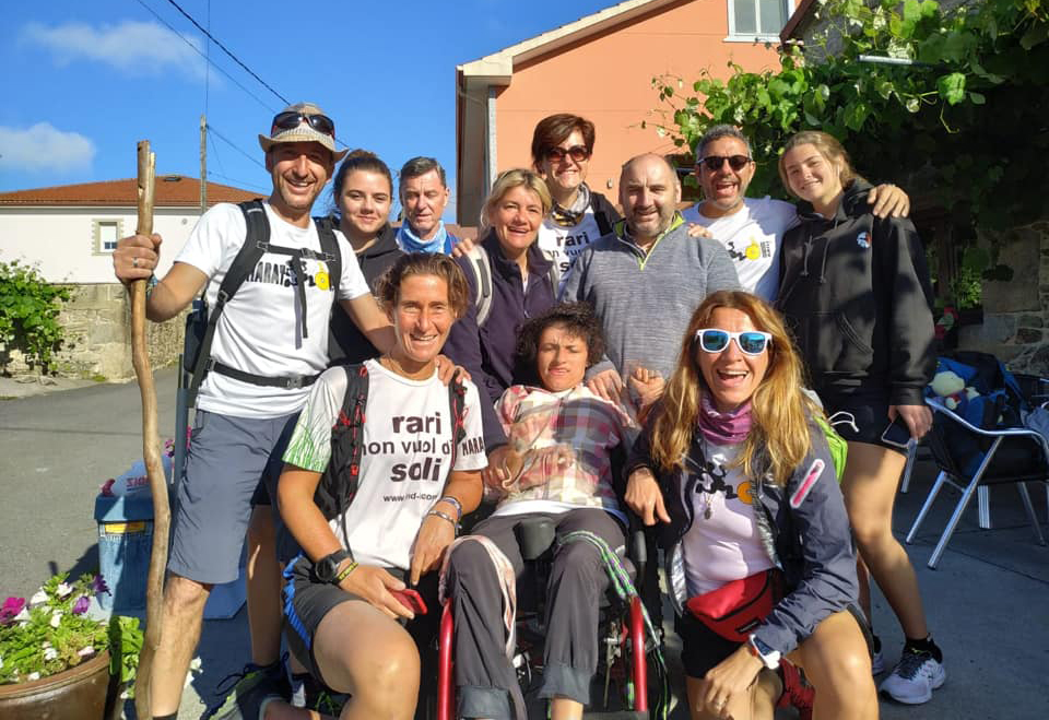 Un gruppo di amici condivide il cammino di Santiago con una ragazza disabile