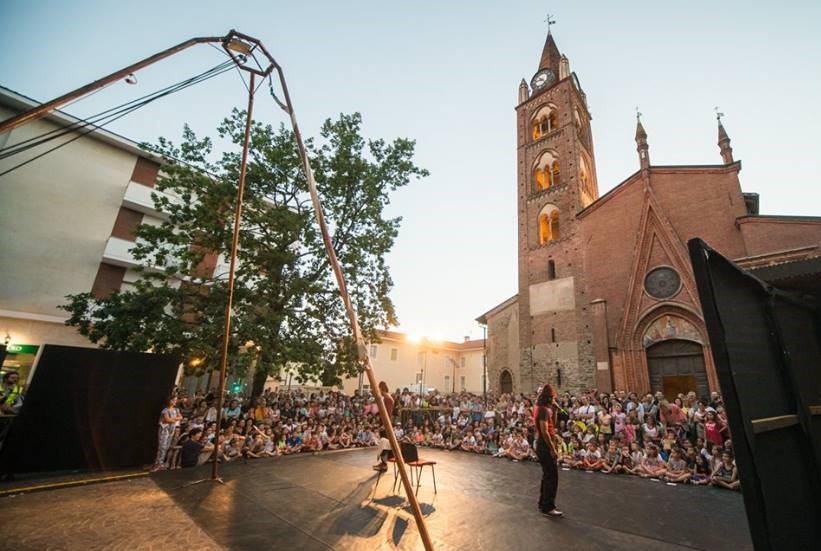 lunathica festival teatro strada coinvolge comunita locali 1559125643