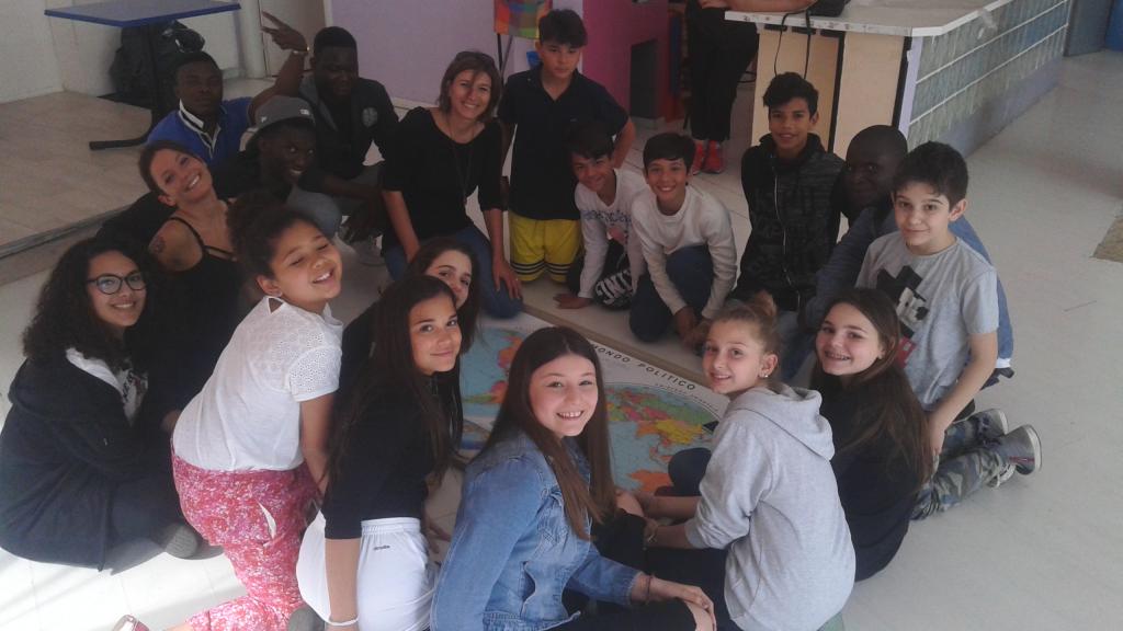 migranti aiutano studenti italiani 1496654160